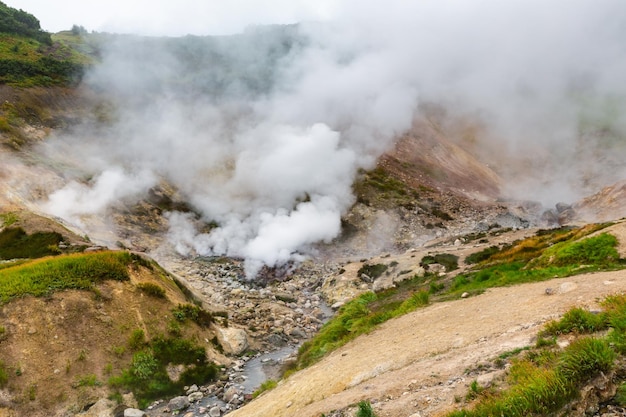 写真 火山景観 活発な温泉噴火 活火山火口の噴気活動