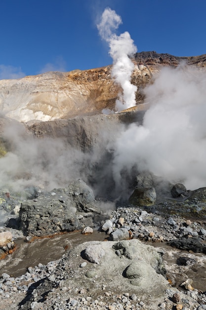 Paesaggio vulcanico della kamchatka: campo di zolfo e fumarole nel cratere del vulcano mutnovsky attivo. russia, estremo oriente, penisola di kamchatka.