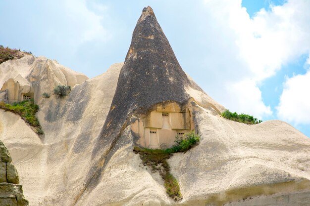 Rocce vulcaniche e scogliere calcaree nella valle della cappadocia turchia turismo e viaggi geologia ed erosione del suolo