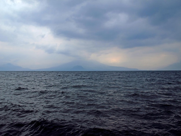 グアテマラのアティトラン湖の火山