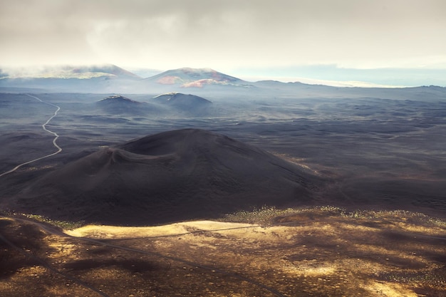 ロシアのカムチャツカ半島のトルバチク火山近くの火山火口と黒い溶岩原