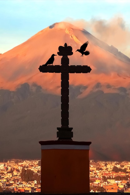 Foto vulcano popocatepetl e la chiesa della beata vergine maria città di san pedro cholula del messico