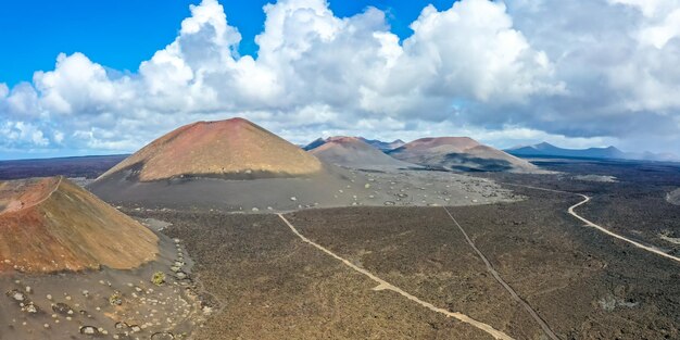 Foto vulcani nel parco nazionale di timanfaya sull'isola di lanzarote vista aerea panorama sulle isole canarie in spagna