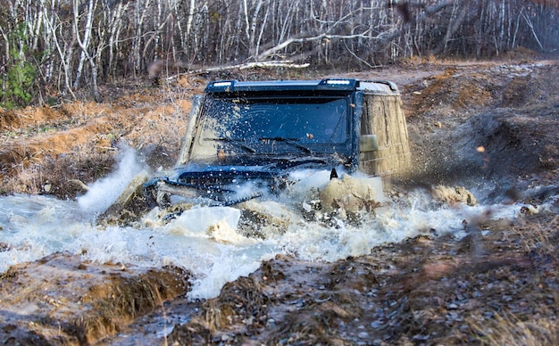 Volg op modder off-road auto safari beste offroad voertuigen jeep verpletterd in een peddel en pakte een sp...