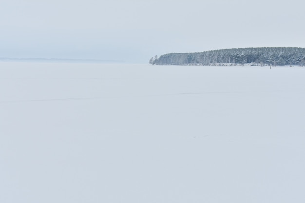 冬のヴォルガ川の海岸