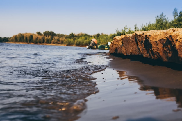 Volga rivier bij zonsondergang