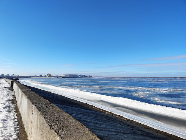 Volga rivierdijk op een zonnige dag na smeltende sneeuw