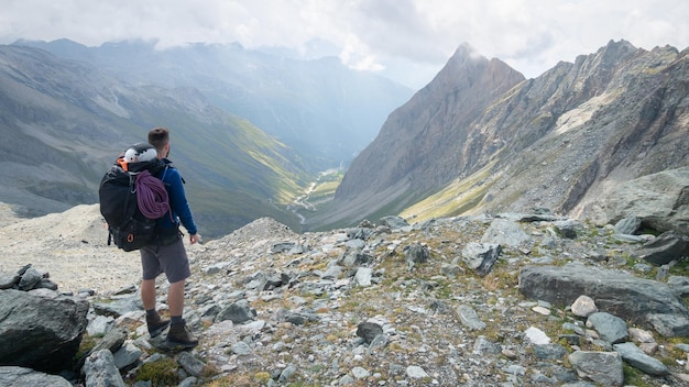 Volgepakt bergbeklimmer die naar beneden kijkt in de Alpenvallei Oostenrijkse Alpen Europa