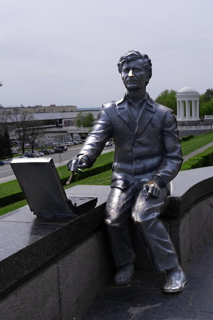 Photo volgograd russia april 29 2022 bronze monument to the famous volgograd landscape painter viktor losev