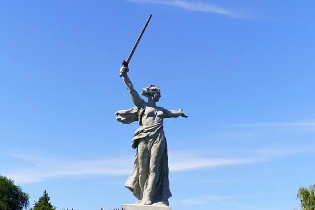 Foto volgograd russia16 settembre 2021 monumento alla donnala madre che chiede la protezione della città di volgograd in estate