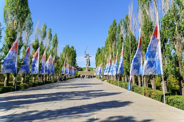 Photo volgograd russiaseptember 16 2021 sculpture of the memorial complex motherland on mamayev kurgan in volgograd one of the tallest statues in the world