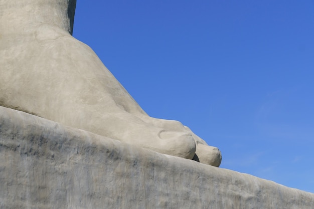 Photo volgograd russiaseptember 16 2021 sculpture of the memorial complex motherland on mamayev kurgan in volgograd the statue big foot