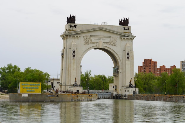 Volgograd VolgaDon scheepvaartkanaal Oude boog en poorten van de 1e sluis Glorie aan de Grote LeninxAVOLGOGRAD RUSLAND 05 mei 2022 Uitzicht op het WolgaDon-kanaal lentedag