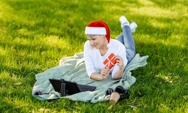 Volkeren die kerstmis of nieuwjaar vieren tijdens een videoconferentiegesprek