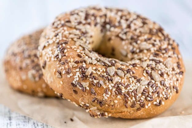 Foto volkoren bagels op houten achtergrond