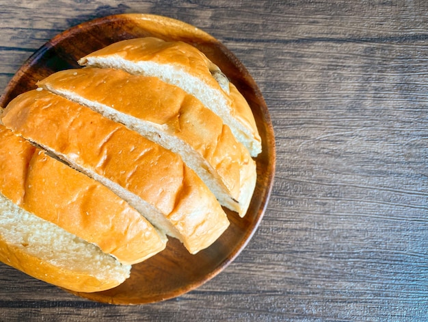 Volkoren brood klaar om te eten op de houten achtergrond