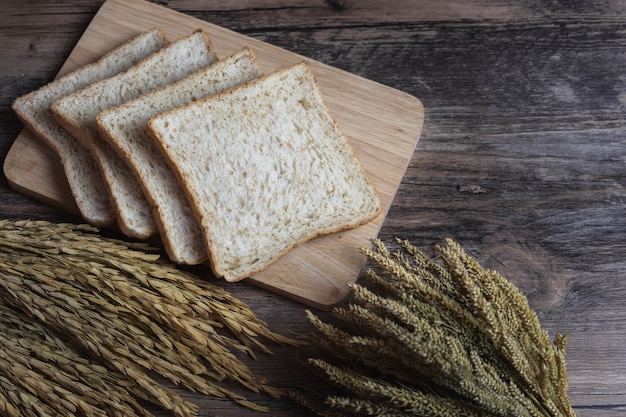 Volkoren brood of volkoren brood op houten tafel met oor van padie