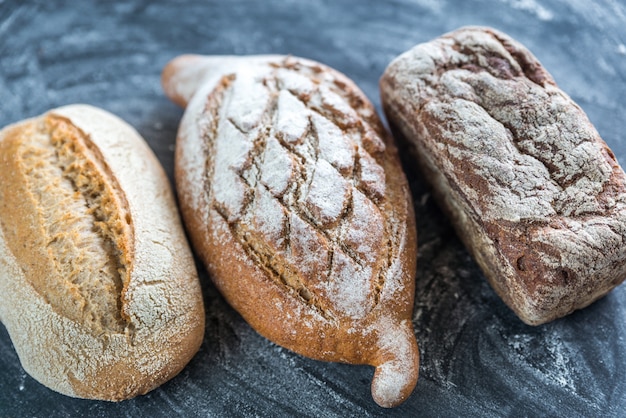 Volkoren brood op de donkere houten tafel