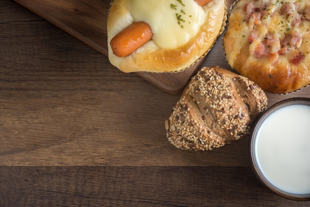 Volkoren brood op houten tafel.