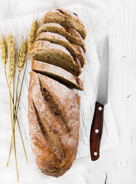 Volkoren brood op witte houten achtergrond
