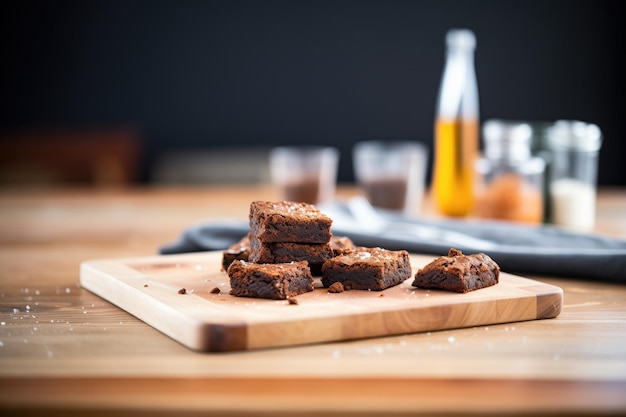 Volkoren brownies op een houten plank