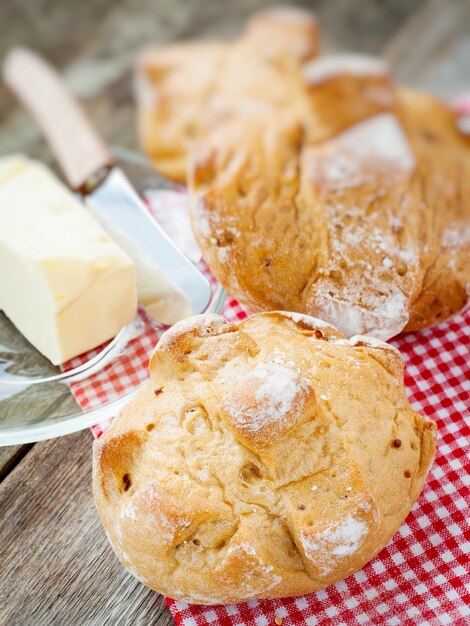 Volkoren Franse broodjes en boter op keukentafel