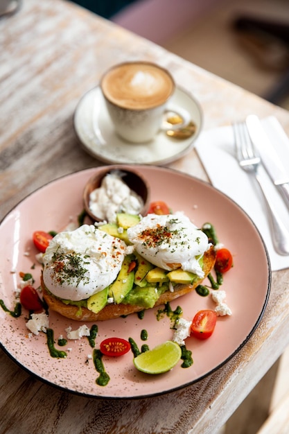 Volkoren geroosterd brood met avocado en gepocheerde eieren