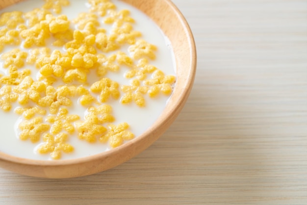 volkoren granen met verse melk als ontbijt