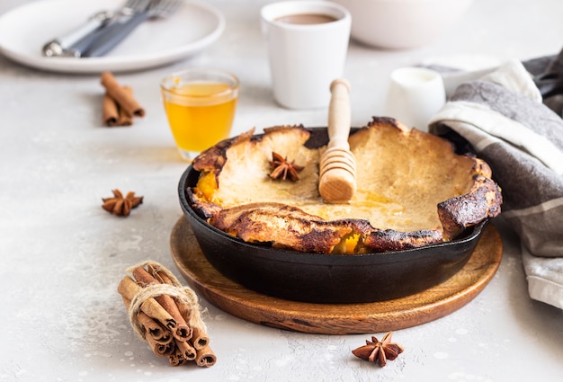 Volkoren Hollandse baby pannenkoek met appel, honing en kruiden (kaneel en anijs). Heerlijk herfst- of winterontbijt.