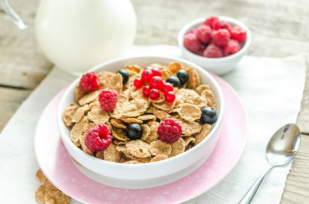 Volkoren muesli met melk en verse bessen