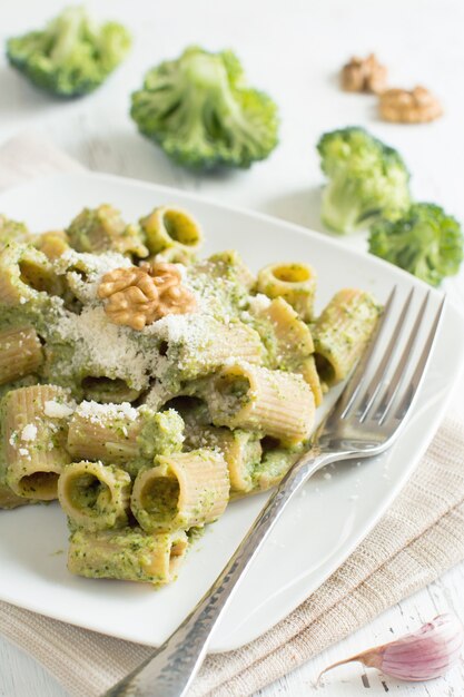 Volkoren Pasta met broccoli en walnoten crème close-up