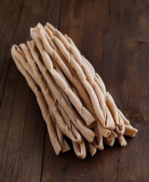 Volkoren pasta sagne torte op een houten tafel