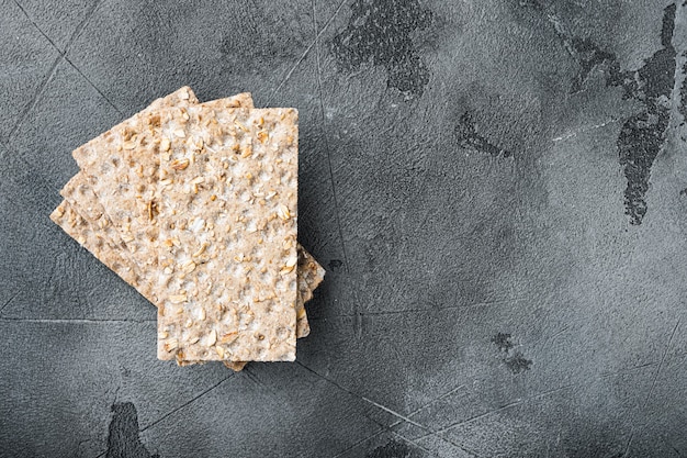 Volkoren rogge knäckebröd cracker set, op grijze stenen tafel