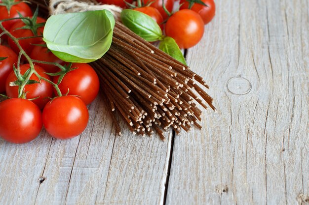 Volkoren Rogge Spaghetti, Tomaten En Kruiden Op Hout Close-up