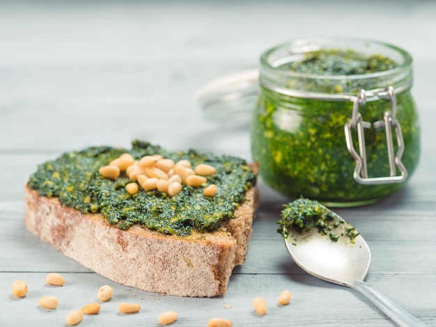 Volkoren roggebrood met verse pesto