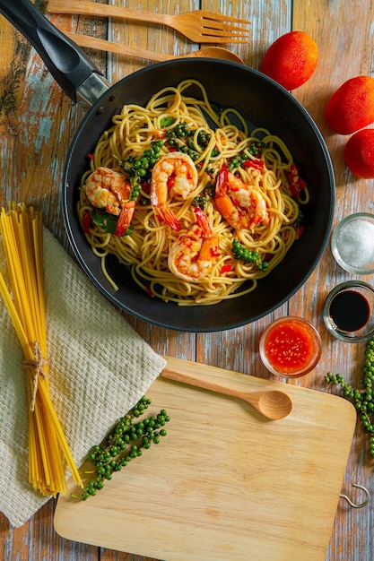 volkoren spaghetti pasta met garnalen bovenaanzicht kopieerruimte