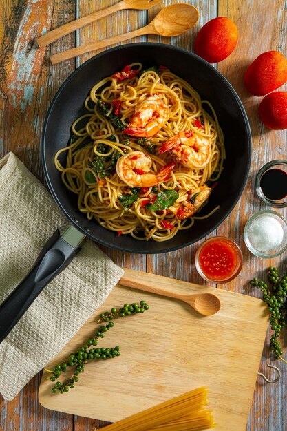 Volkoren spaghetti pasta met garnalen bovenaanzicht kopieerruimte