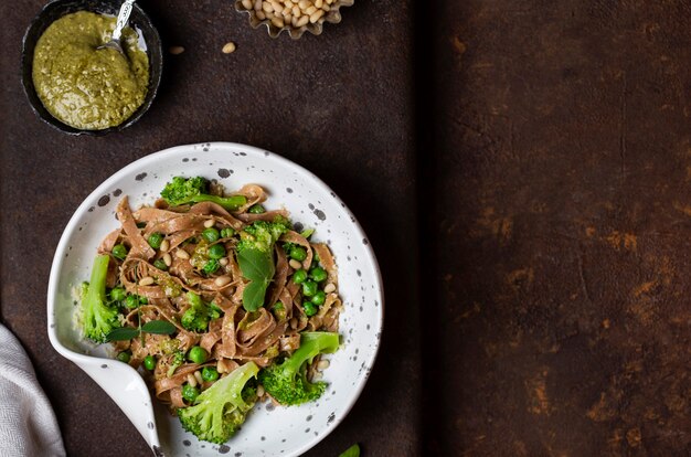 Volkoren tagliatelle met pesto, doperwtjes en broccoli