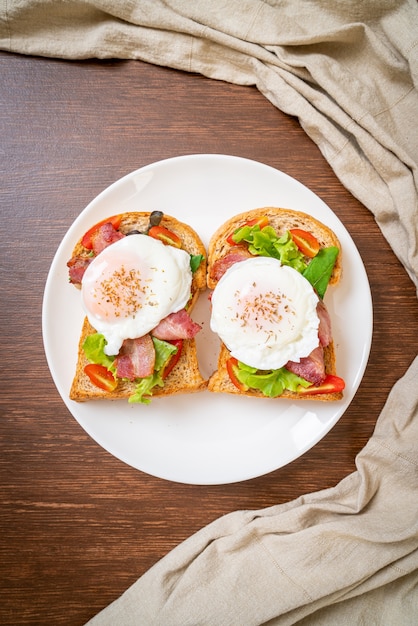 volkorenbrood geroosterd met groente, spek en ei of Egg Benedict als ontbijt