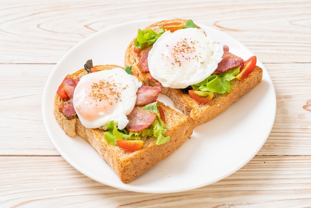 volkorenbrood geroosterd met groente, spek en ei