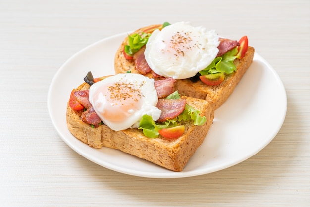 volkorenbrood geroosterd met groente, spek en ei