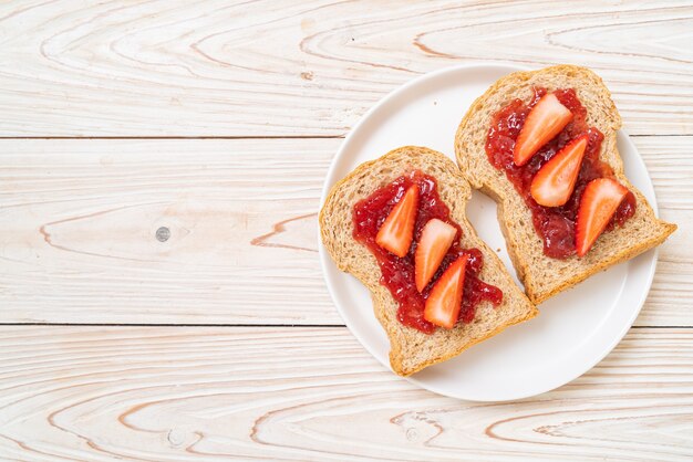 volkorenbrood met aardbeienjam en verse aardbeien