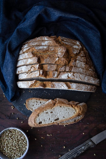 Foto volkorenbrood met boekweit. sneetjes boekweitbrood