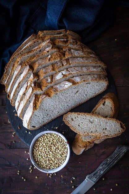 Volkorenbrood met boekweit. Sneetjes boekweitbrood