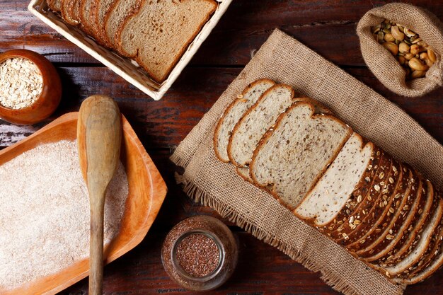 Foto volkorenbrood met granen en zaden gesneden op een houten tafel