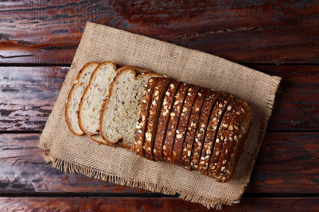 Foto volkorenbrood met granen en zaden gesneden op een houten tafel