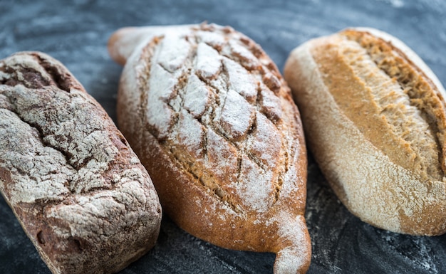 Volkorenbrood op de donkere houten achtergrond