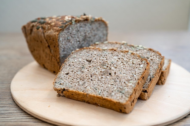 Volkorenbrood op een houten tafel