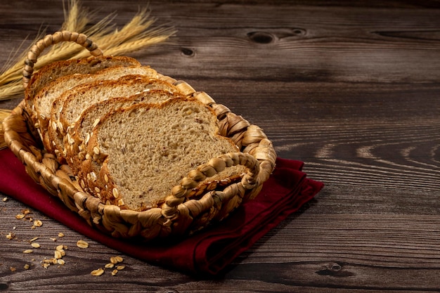 Volkorenbrood op tafel