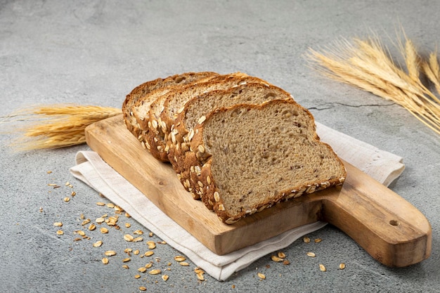 Volkorenbrood op tafel